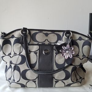 🏷Coach Signature Handbag 👜